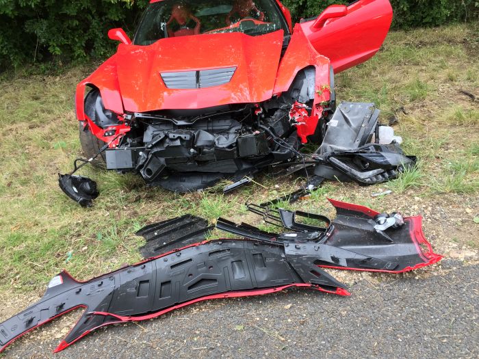 Неопитен водач разбива своя C7 Corvette Z06 в дърво